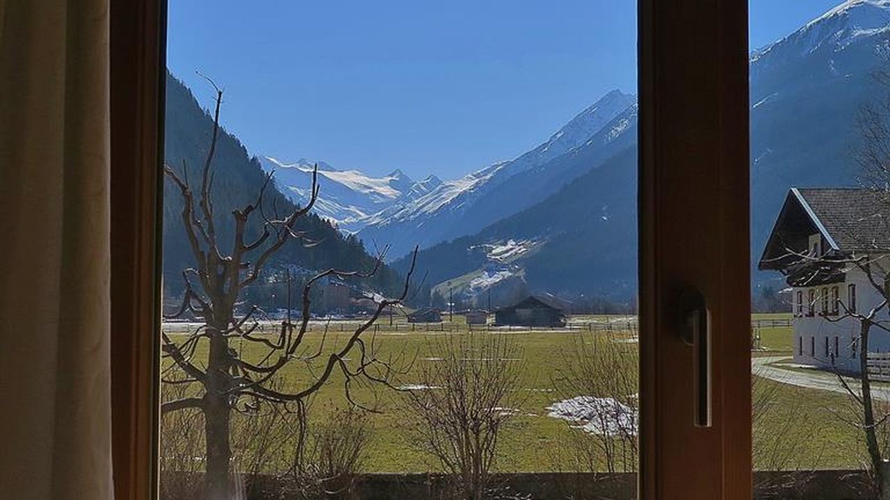 Blick durchs Schlafzimmerfenster Blick durchs Schlafzimmerfenster